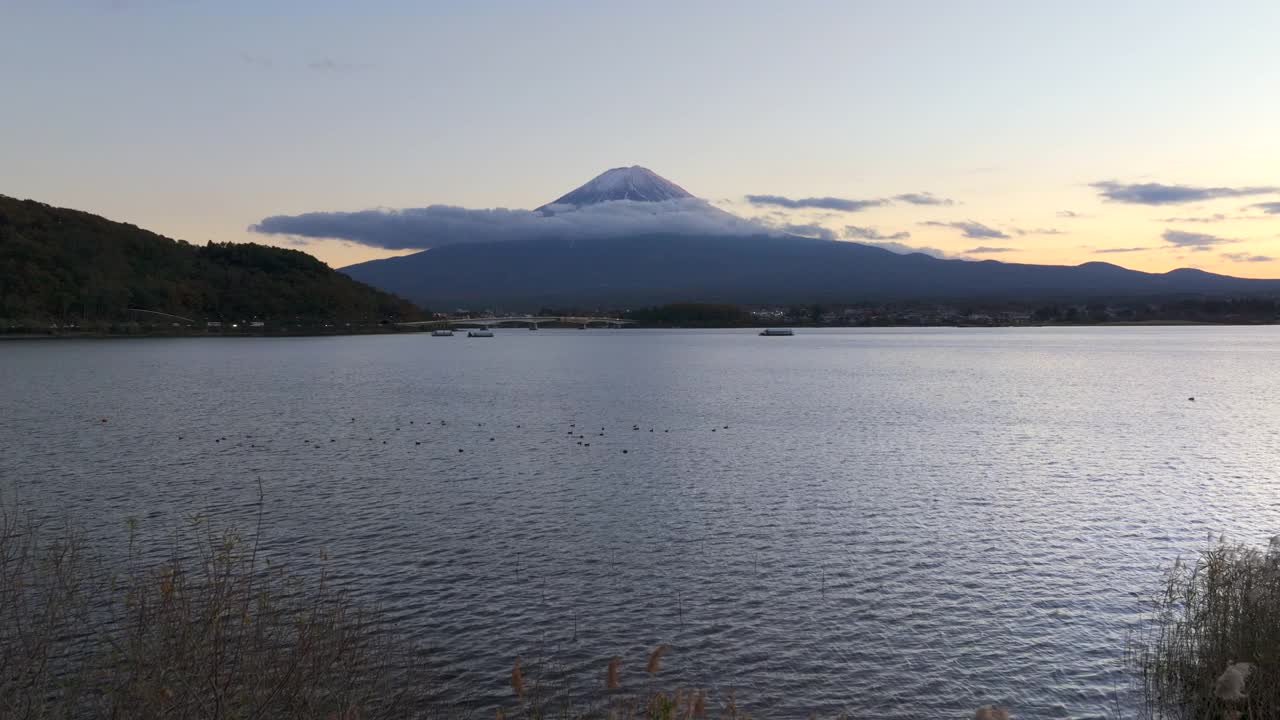 鸟瞰富士山和黄昏时分的川口湖，山梨县，日本视频下载