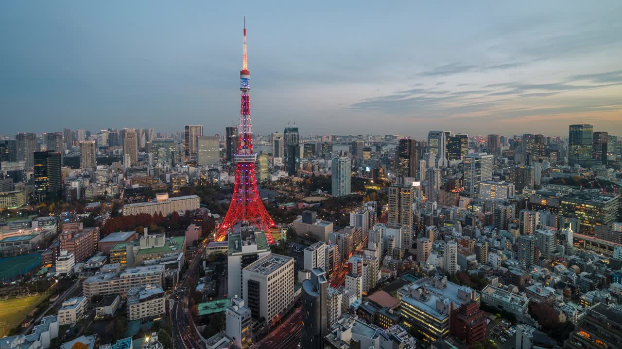 从黄昏到夜晚的东京天际线，日本东京中部的港东市，放大视频下载