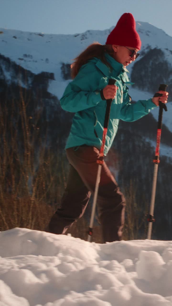 积极的女性徒步者使用登山杖进行徒步旅行视频下载