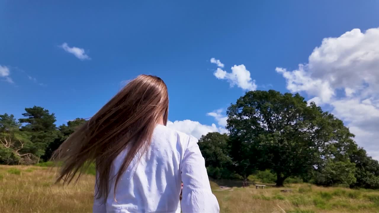 留着长发的年轻女子的特写后视图视频下载