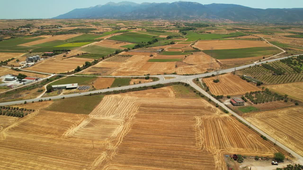 公路十字路口在五颜六色的山谷视频下载