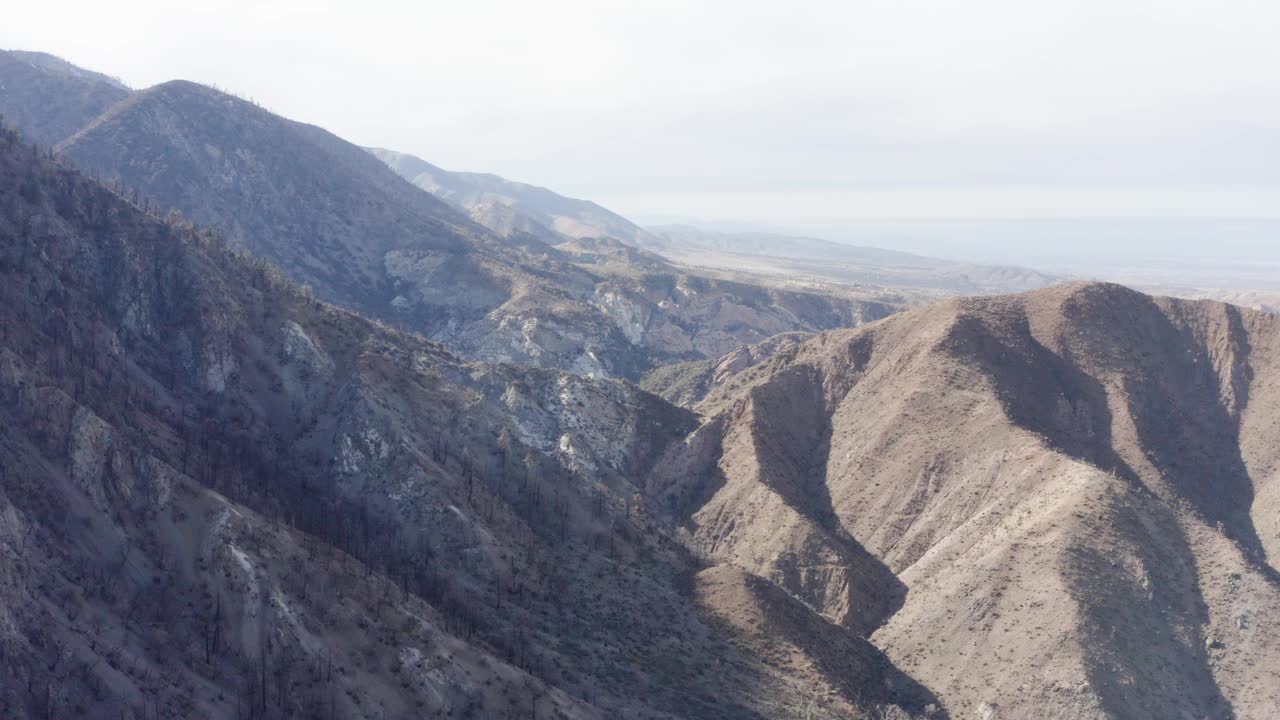 魔鬼潘趣碗崎岖的山地地形和深峡谷的航拍画面。美国加利福尼亚州洛杉矶县视频素材