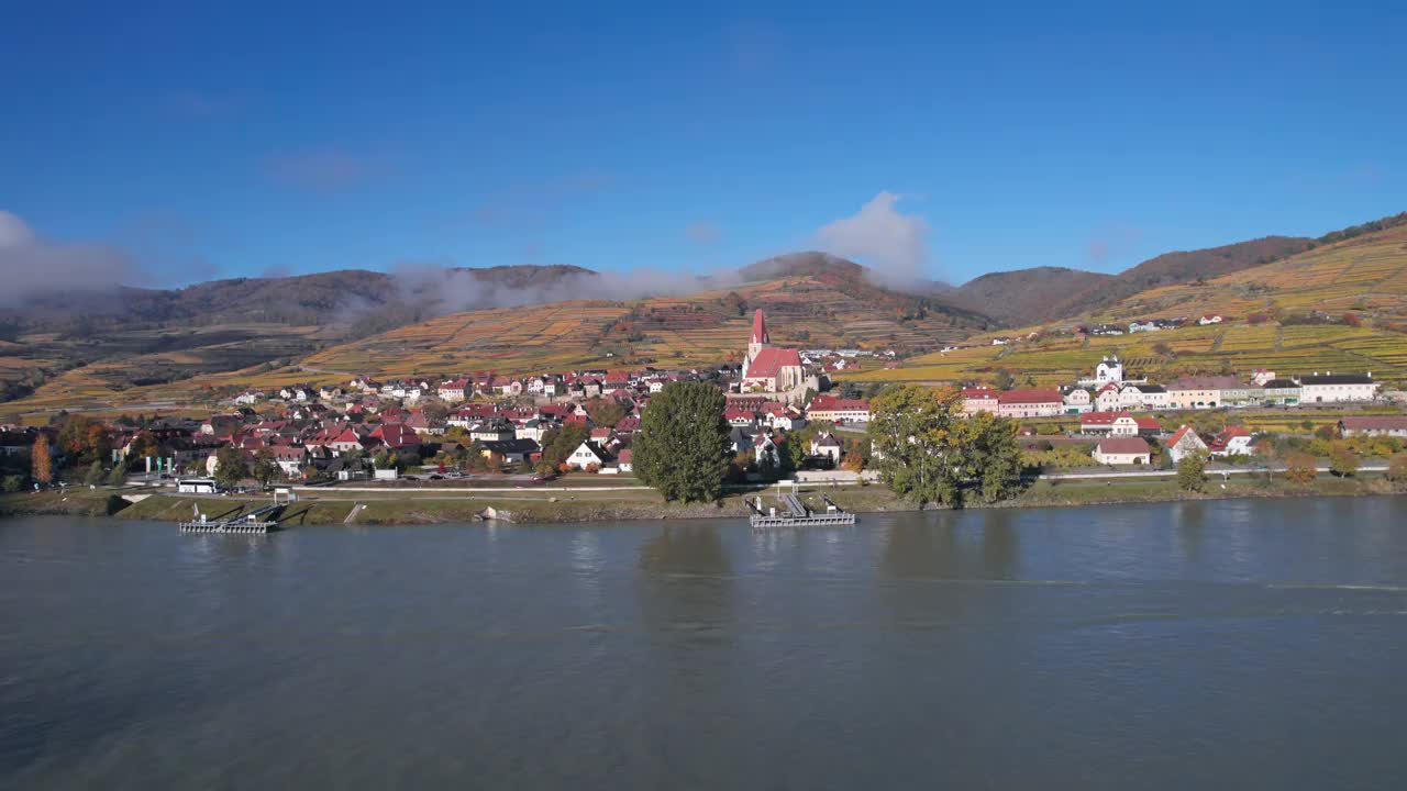 瓦豪镇的Weisenkirchen和秋天的葡萄园鸟瞰图。Wachau valley，奥地利。从30 fps加速到2倍。视频下载