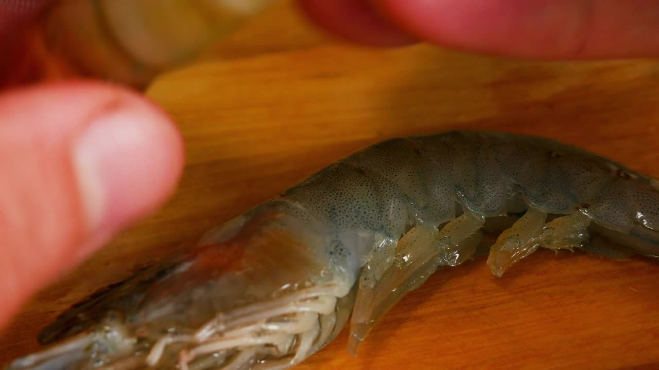 寿司师傅把虾放在竹板上做生鱼片。东亚美食特写视频下载