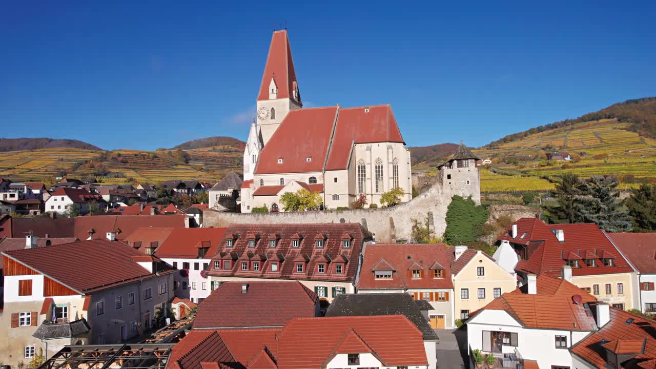 瓦豪镇的Weisenkirchen和秋天的葡萄园鸟瞰图。Wachau valley，奥地利。从30 fps加速到2倍。视频下载