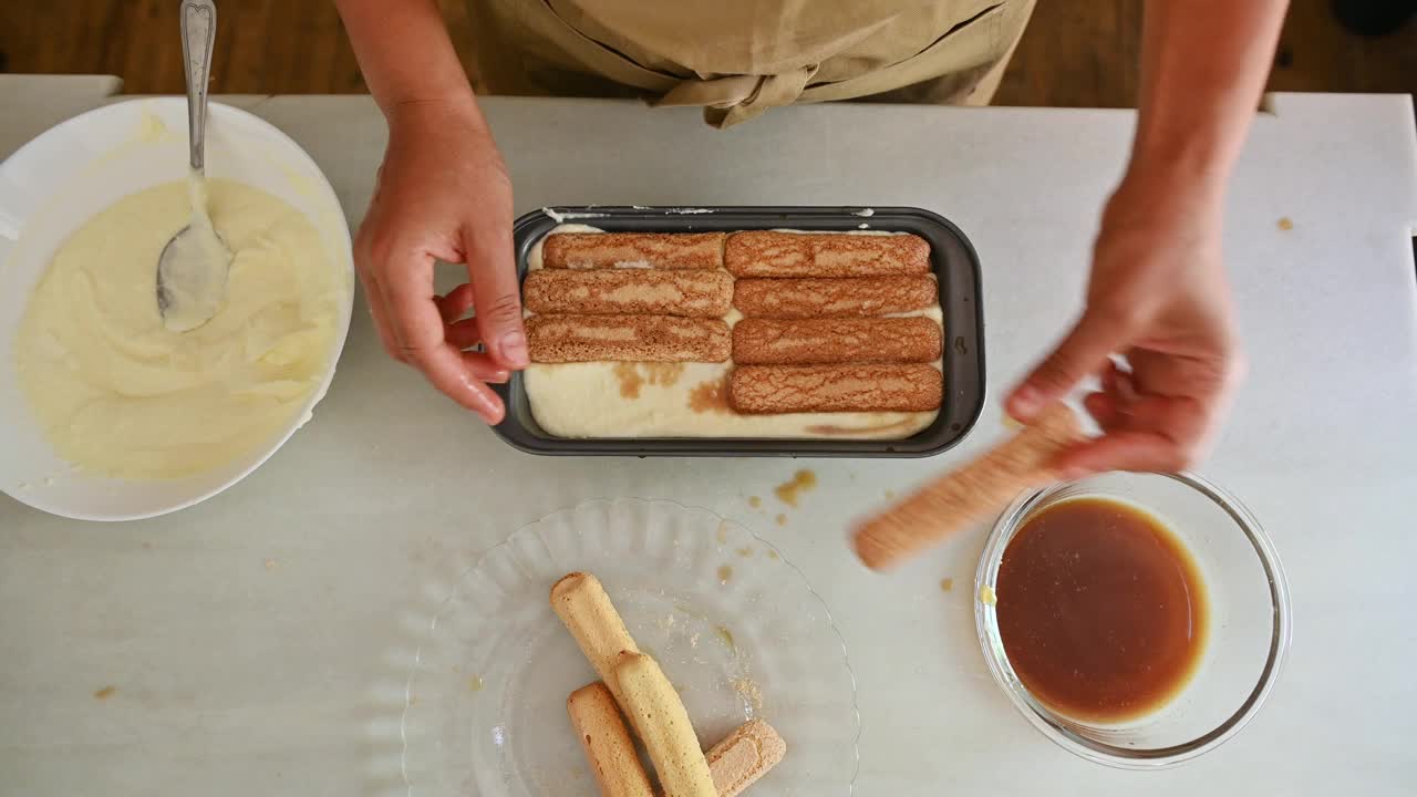 准备美味的自制提拉米苏甜点与松饼，咖啡，和奶油马斯卡彭奶酪视频素材