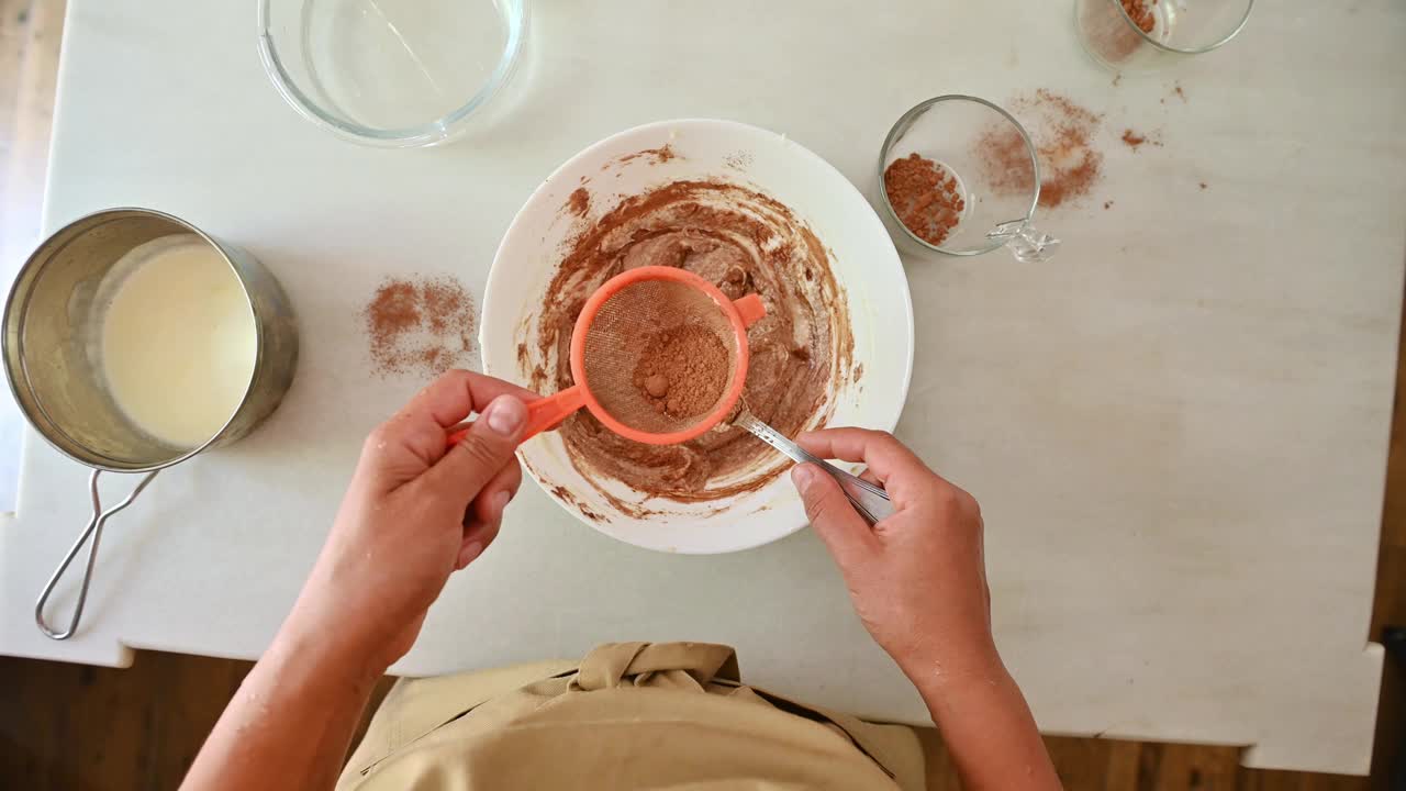 俯视图，一个人在碗里搅拌自制意大利甜点的配料视频素材