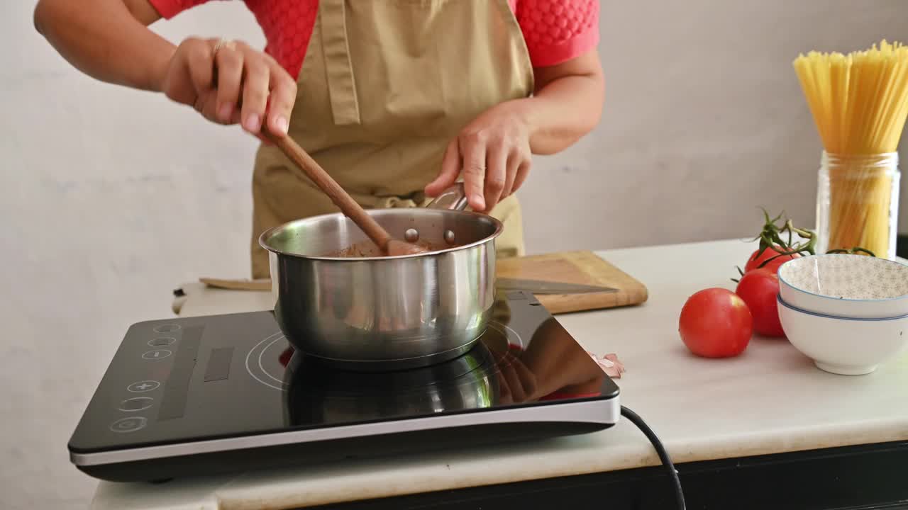 在厨房的灶台上用新鲜的食材烹煮番茄酱视频素材