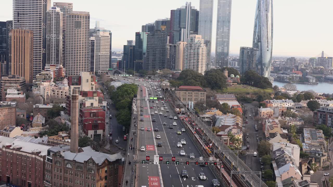 车辆和交通的视图与运动模糊穿越布拉德菲尔德高速公路和卡希尔高速公路视频下载