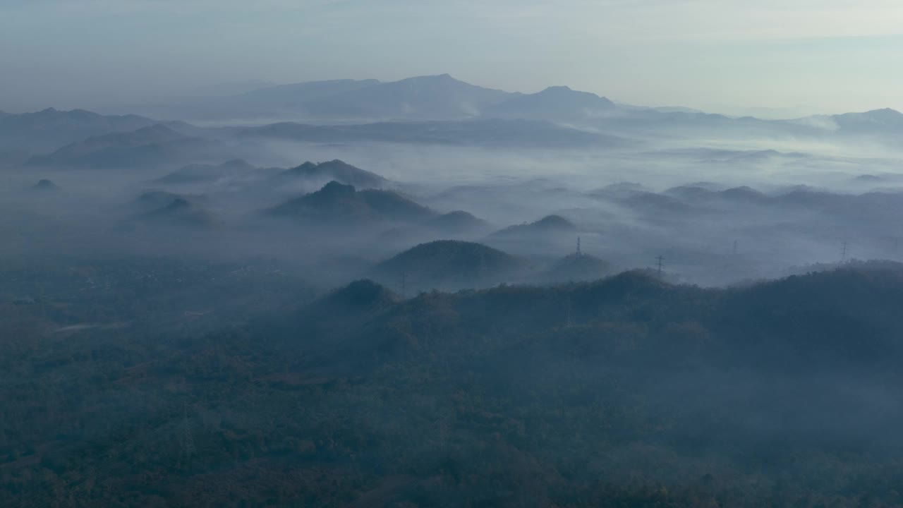 泰国北部美丽风景的鸟瞰图，这是一段4K超延时视频拍摄的，画面上是白色的雾或云在绿色的森林上移动。视频下载