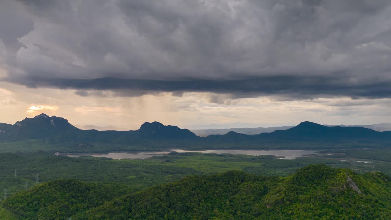 暴雨和乌云正在泰国北部南邦美茂地区的山区上空移动。视频下载