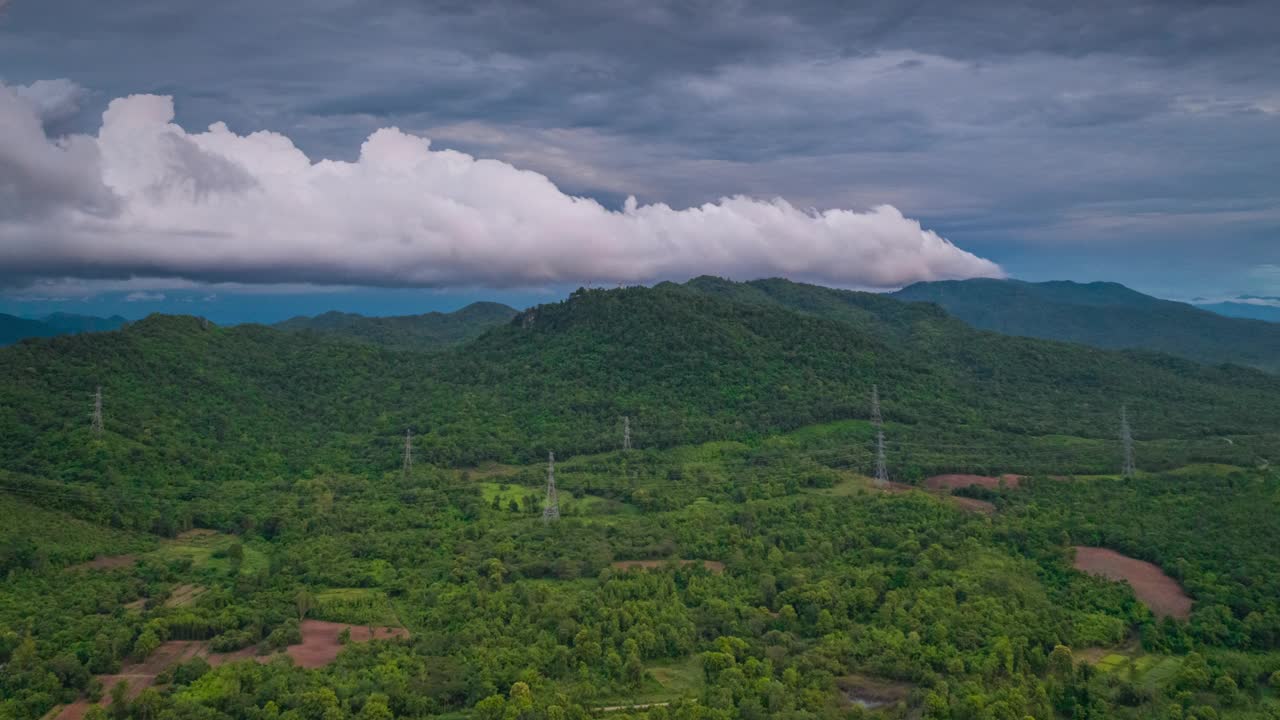 雨后的天气是阴天。电影拍摄现场有一排排高压输电塔。视频下载