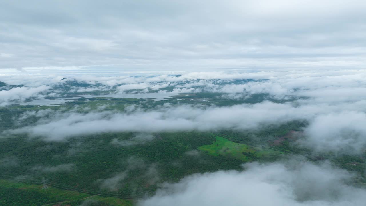 泰国北部美丽风景的鸟瞰图，这是一段4K超延时视频拍摄的，画面上是白色的雾或云在绿色的森林上移动。视频下载