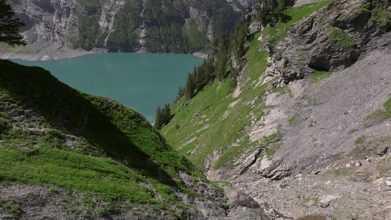 瑞士伯尔尼高地的奥斯奇宁湖和阿尔卑斯山——无人机拍摄视频素材