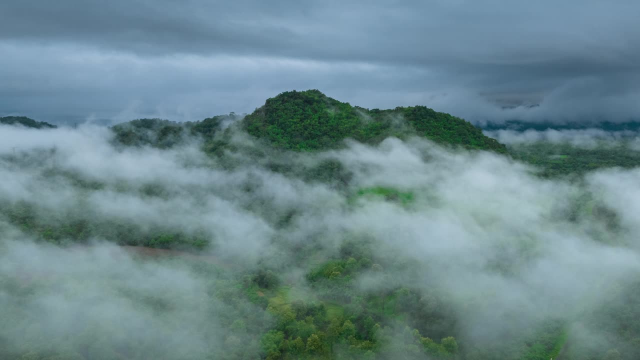 泰国北部美丽风景的鸟瞰图，这是一段4K超延时视频拍摄的，画面上是白色的雾或云在绿色的森林上移动。视频下载