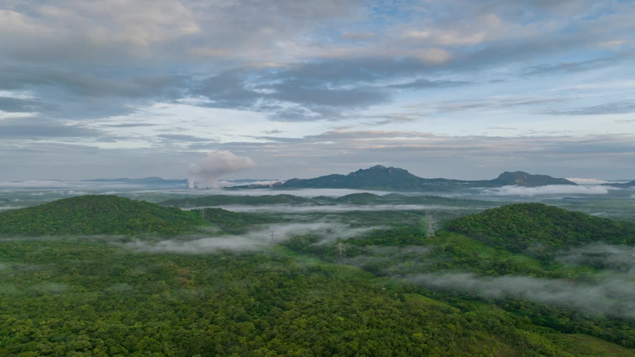 4K超缩视频:早晨鸟瞰图，雾在高山流动，雾或云移动，蒸汽从燃煤电厂的高管道排放的背景视频素材