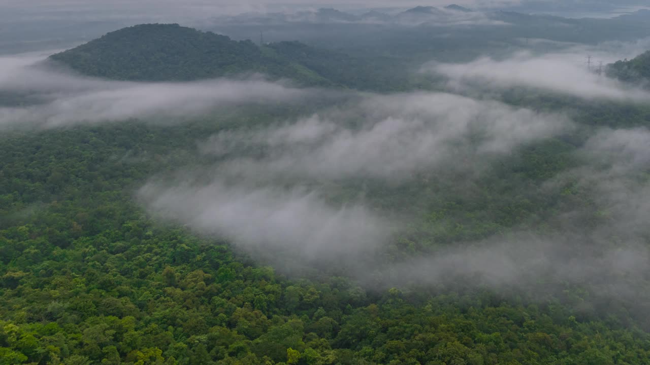 泰国北部美丽风景的鸟瞰图，这是一段4K超延时视频拍摄的，画面上是白色的雾或云在绿色的森林上移动。视频素材