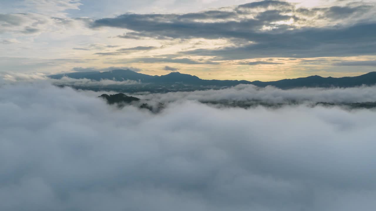 泰国北部美丽风景的鸟瞰图，这是一段4K超延时视频拍摄的，画面上是白色的雾或云在绿色的森林上移动。视频素材