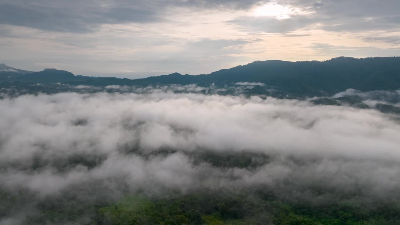 泰国北部美丽风景的鸟瞰图，这是一段4K超延时视频拍摄的，画面上是白色的雾或云在绿色的森林上移动。视频下载