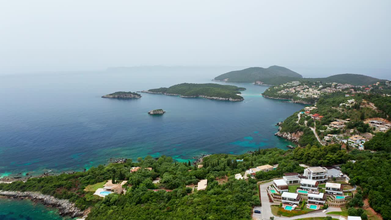 希腊伊庇鲁斯地区的普雷韦萨海岸线的空中无人机视图。远眺异国情调的阿隆纳基海滩和其他靠近帕尔加的小海滩。视频素材