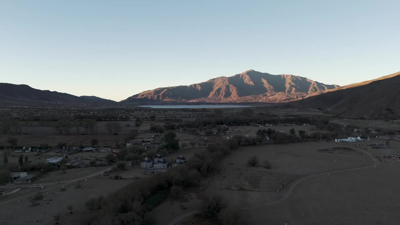 阿根廷，Tucumán, Tafí Del Valle, Dique la Pueblo Del Mollar。背景是Dique la Angostura水库和山脉。日落和阴影将风景分为两种色调。视频素材