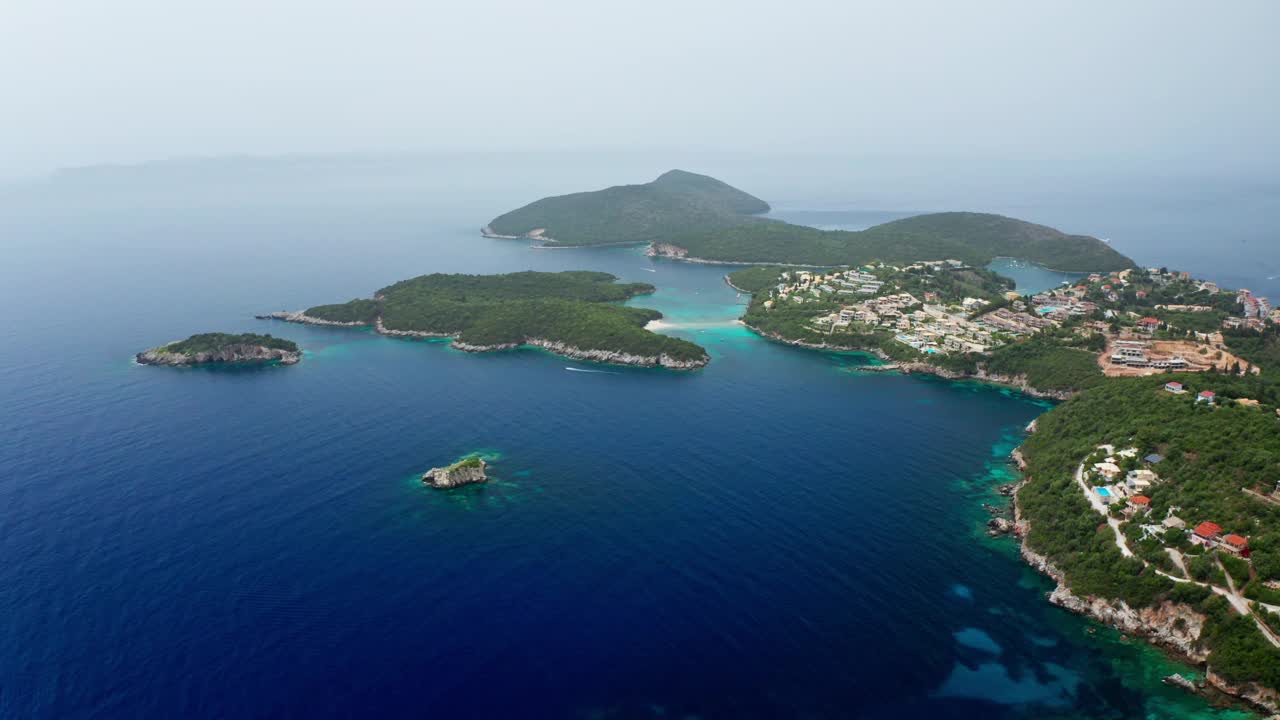 希腊伊庇鲁斯地区的普雷韦萨海岸线的空中无人机视图。远眺异国情调的阿隆纳基海滩和其他靠近帕尔加的小海滩。视频素材