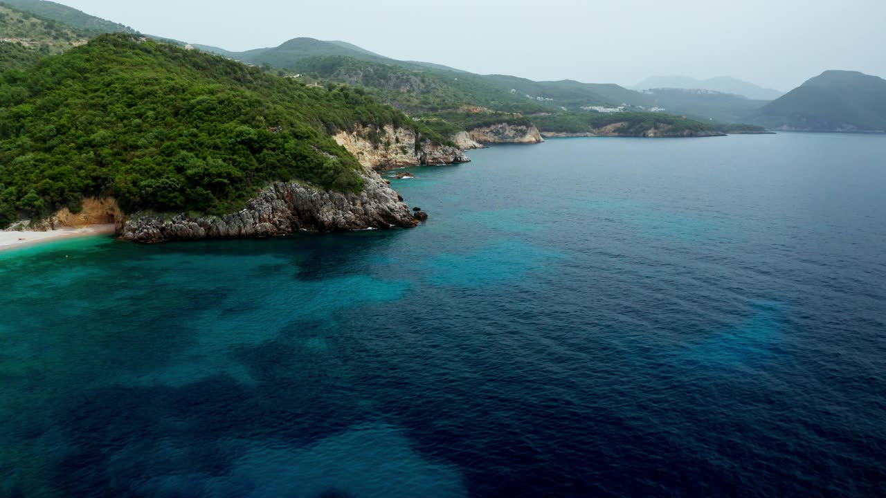 希腊伊庇鲁斯地区普雷韦扎的岩石海岸线的空中无人机视图。绿松石般的爱奥尼亚海。美丽的绿色葱郁的希腊景观。视频素材