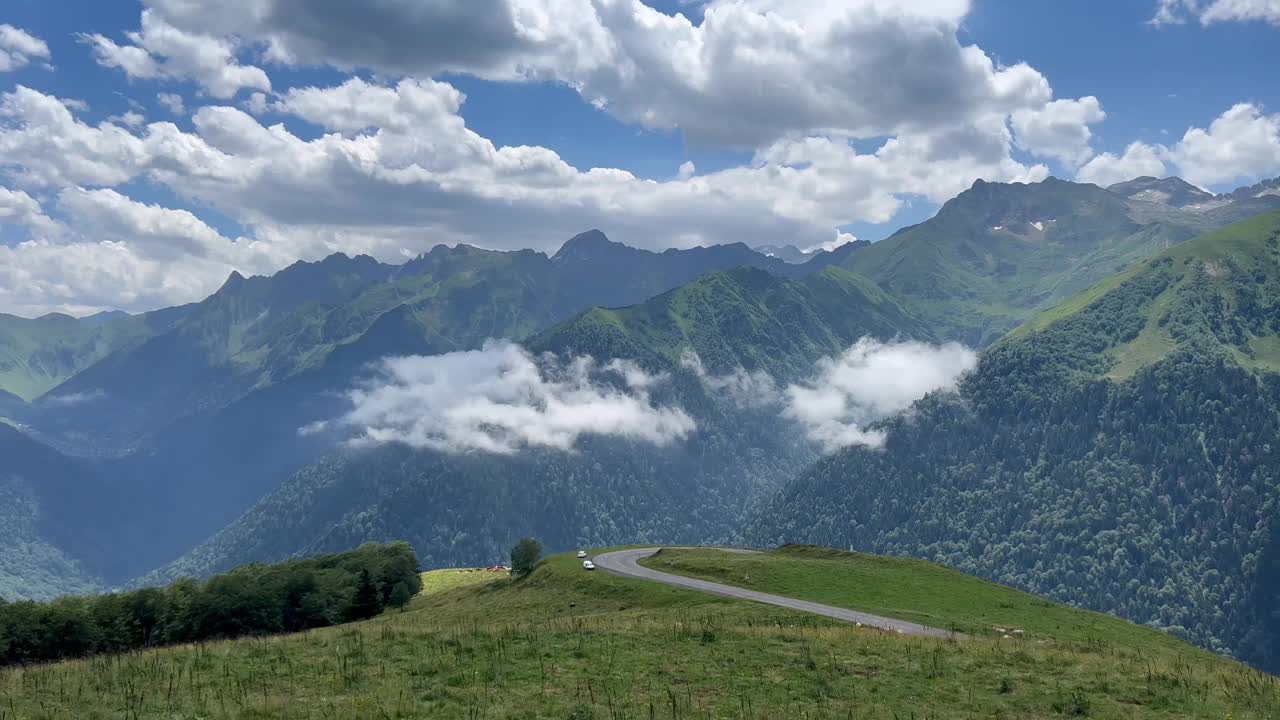 夏天在法国比利牛斯山脉的圣阿文丁，骑自行车的人在蜿蜒的山路上欣赏着令人惊叹的景色。视频下载