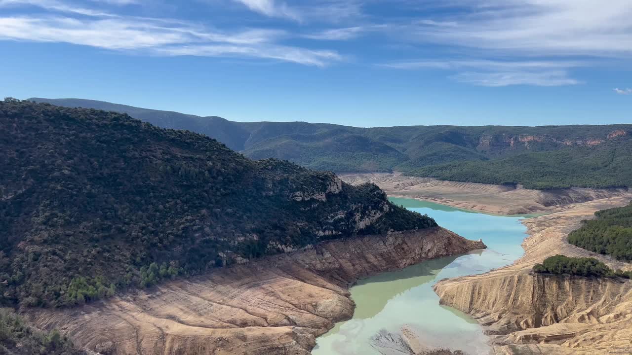 干燥的景观在La Pertusa教堂，莱伊达，西班牙，展示了一个历史建筑俯瞰风景秀丽的山谷和水库。视频下载