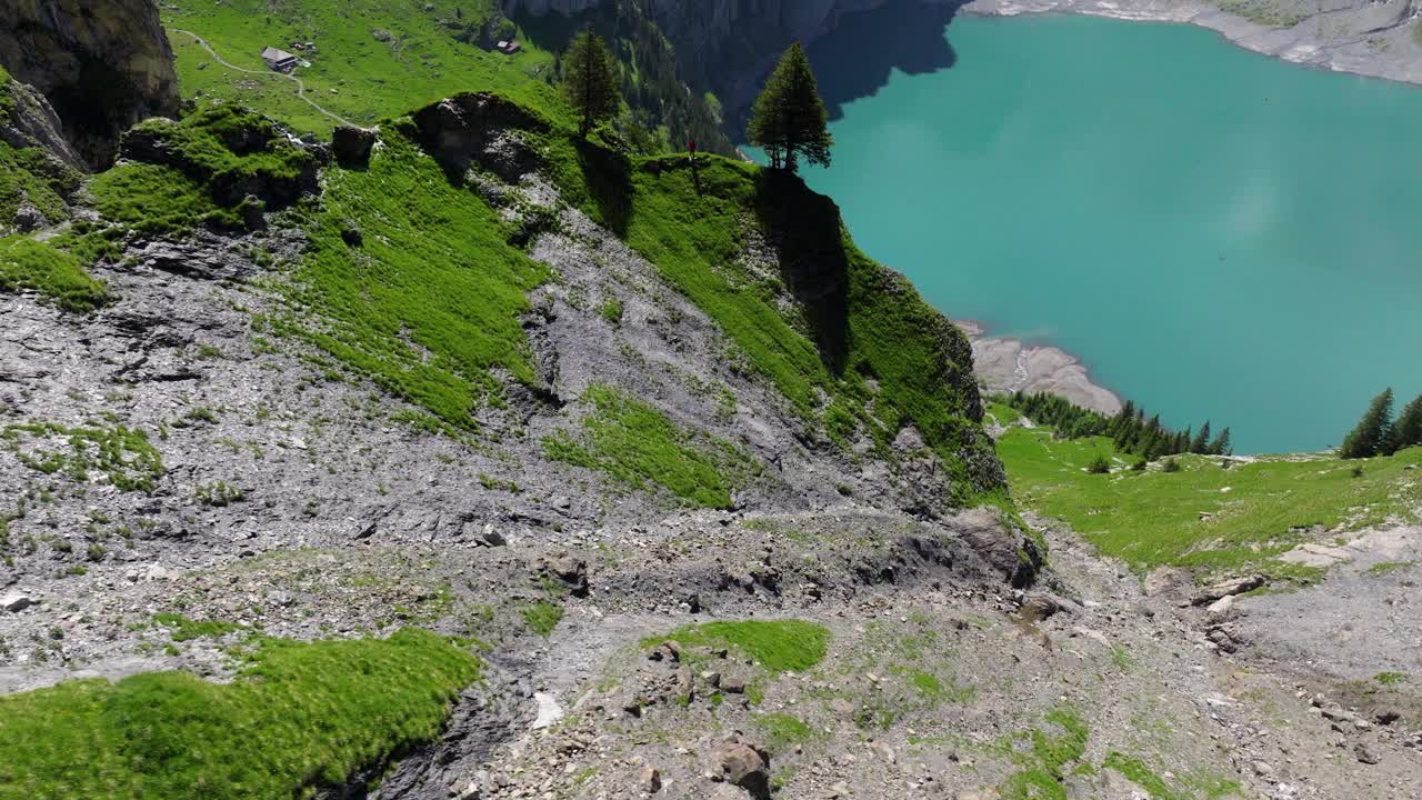 瑞士伯尔尼高地Kandersteg上风景秀丽的Oeschinen山湖。空中拍摄视频素材