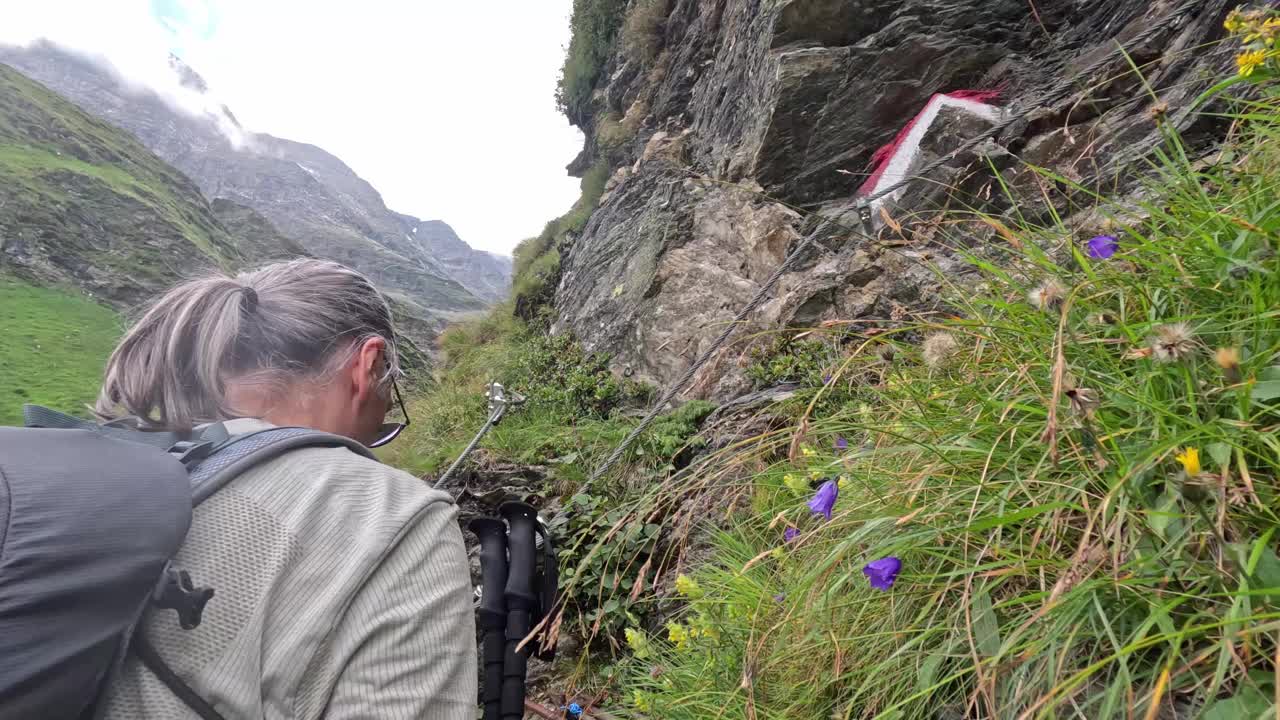 在夏天的下午，冒险徒步穿越阿尔卑斯山的岩石地形视频素材