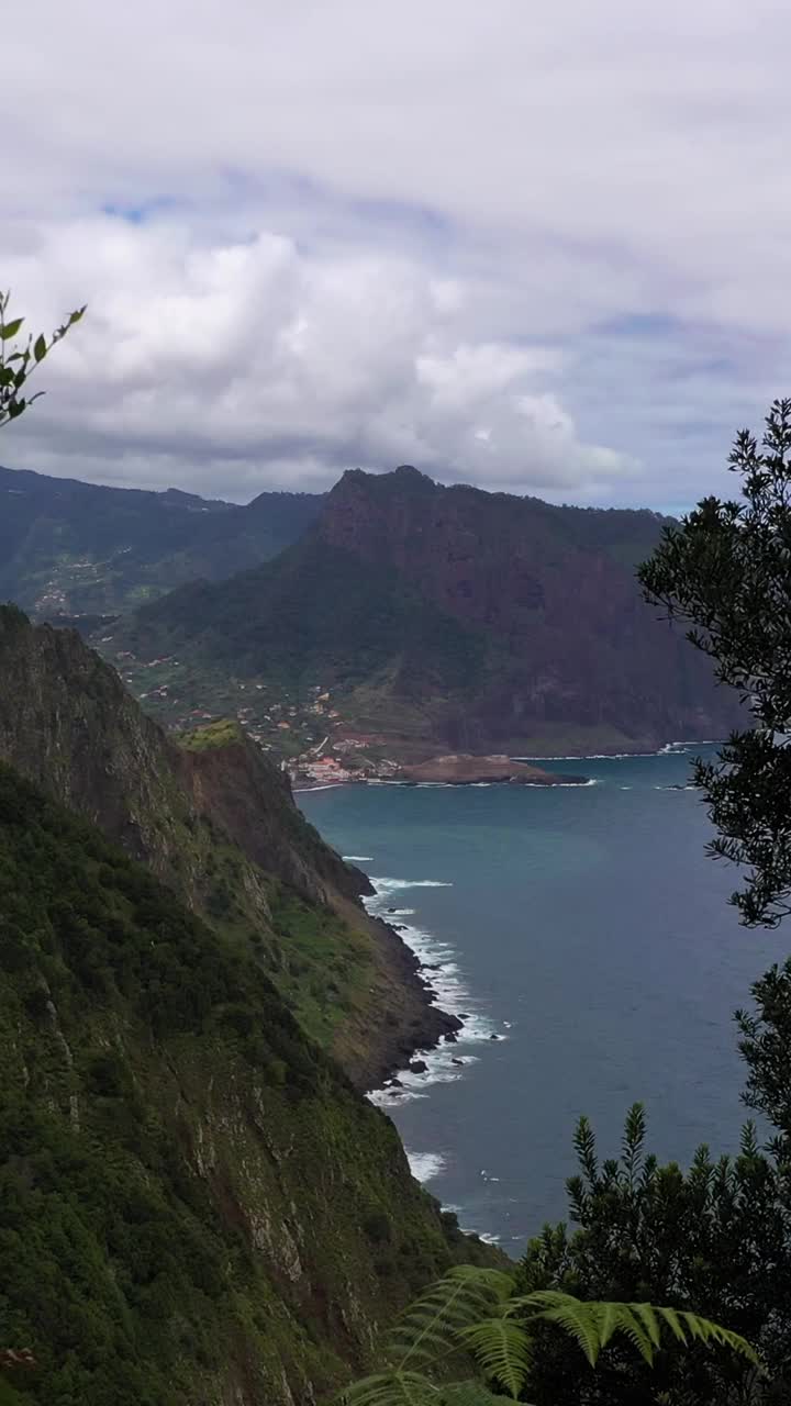 Penha d'Aguia山在阴天和海洋。Vereda do Larano。葡萄牙马德拉。垂直视频视频下载