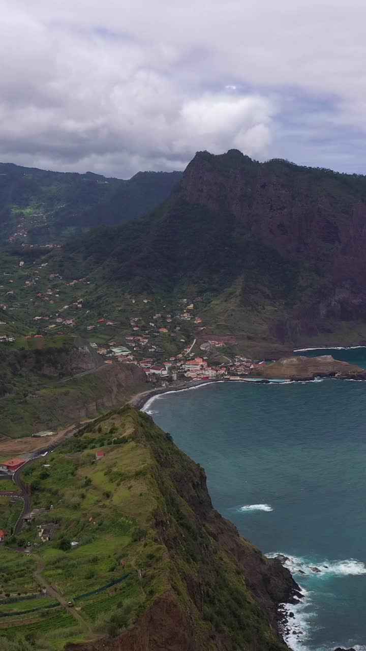 Penha d'Aguia山在阴天和海洋。Vereda do Larano。葡萄牙马德拉。垂直视频视频下载