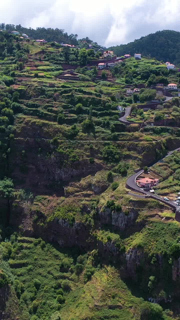 绿谷和群山。Ribeira布拉瓦。葡萄牙马德拉。无人机拍摄。垂直视频视频素材