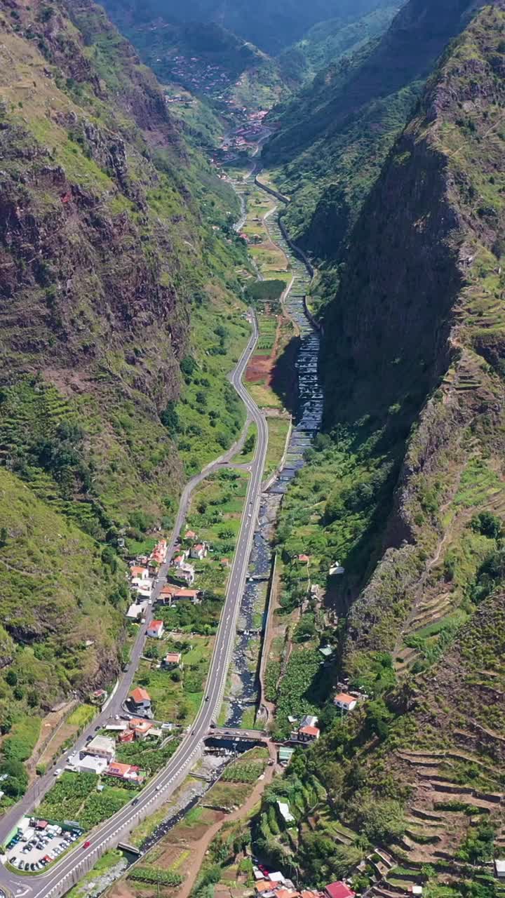 绿谷和群山。Ribeira布拉瓦。葡萄牙马德拉。无人机拍摄。垂直视频视频素材