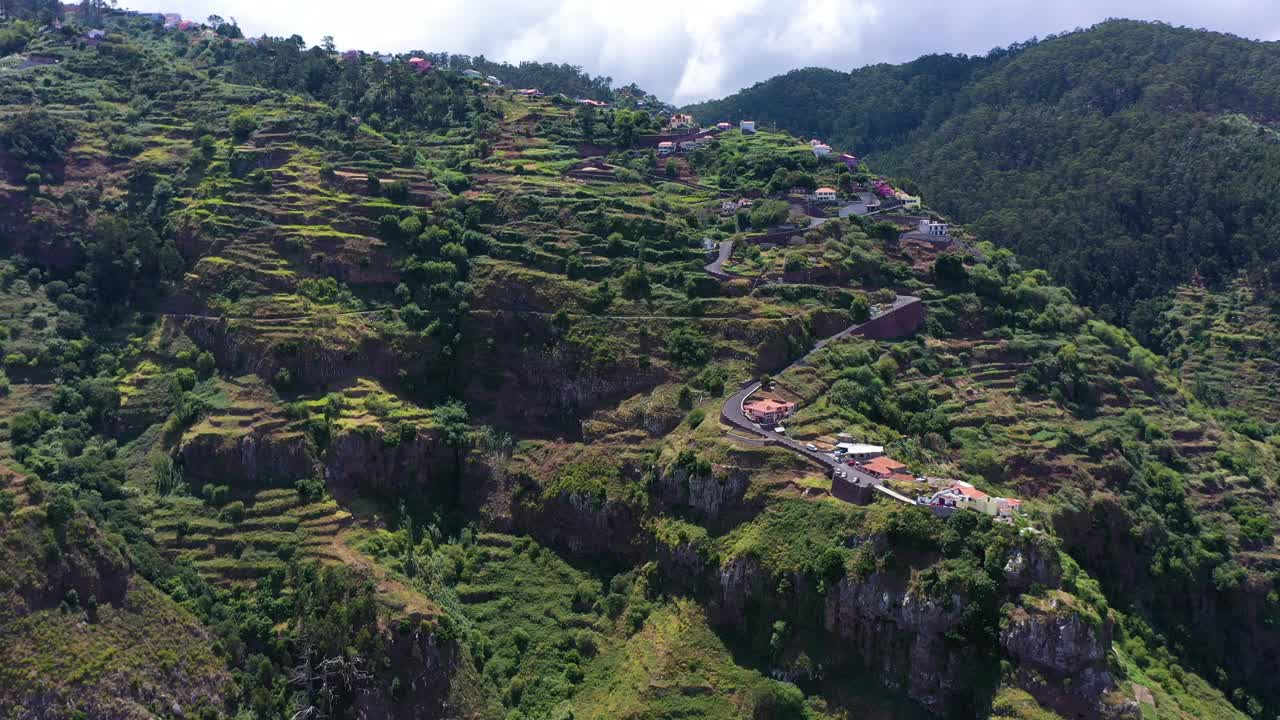 绿谷和群山。Ribeira布拉瓦。葡萄牙马德拉。无人机航拍视频下载