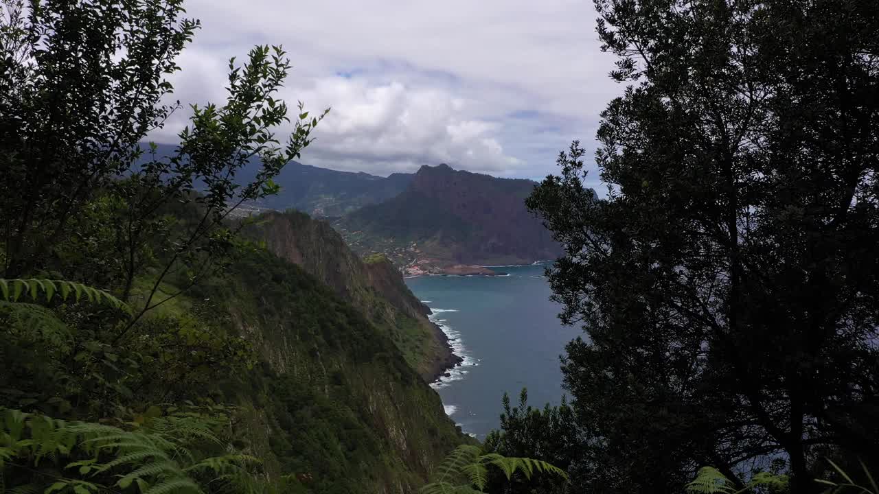 Penha d'Aguia山在阴天和海洋。Vereda do Larano。葡萄牙马德拉群岛视频下载