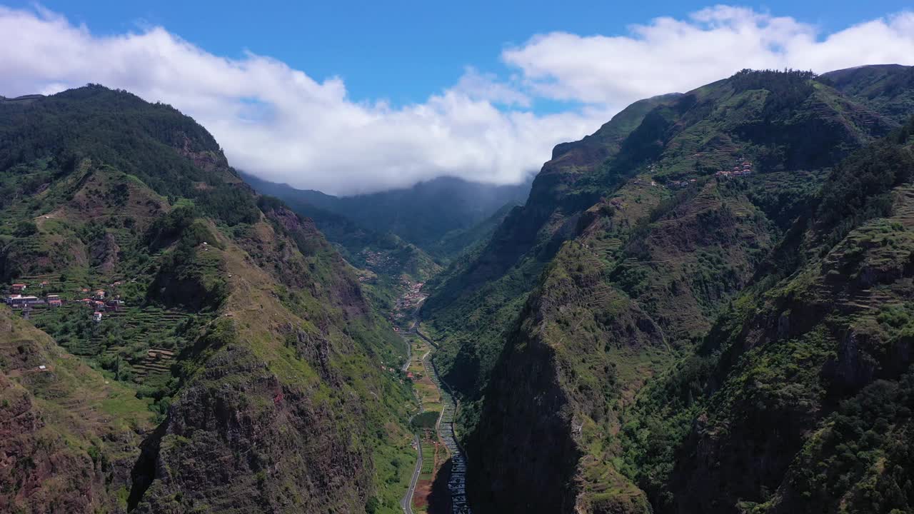 绿谷和群山。Ribeira布拉瓦。葡萄牙马德拉。无人机航拍视频素材