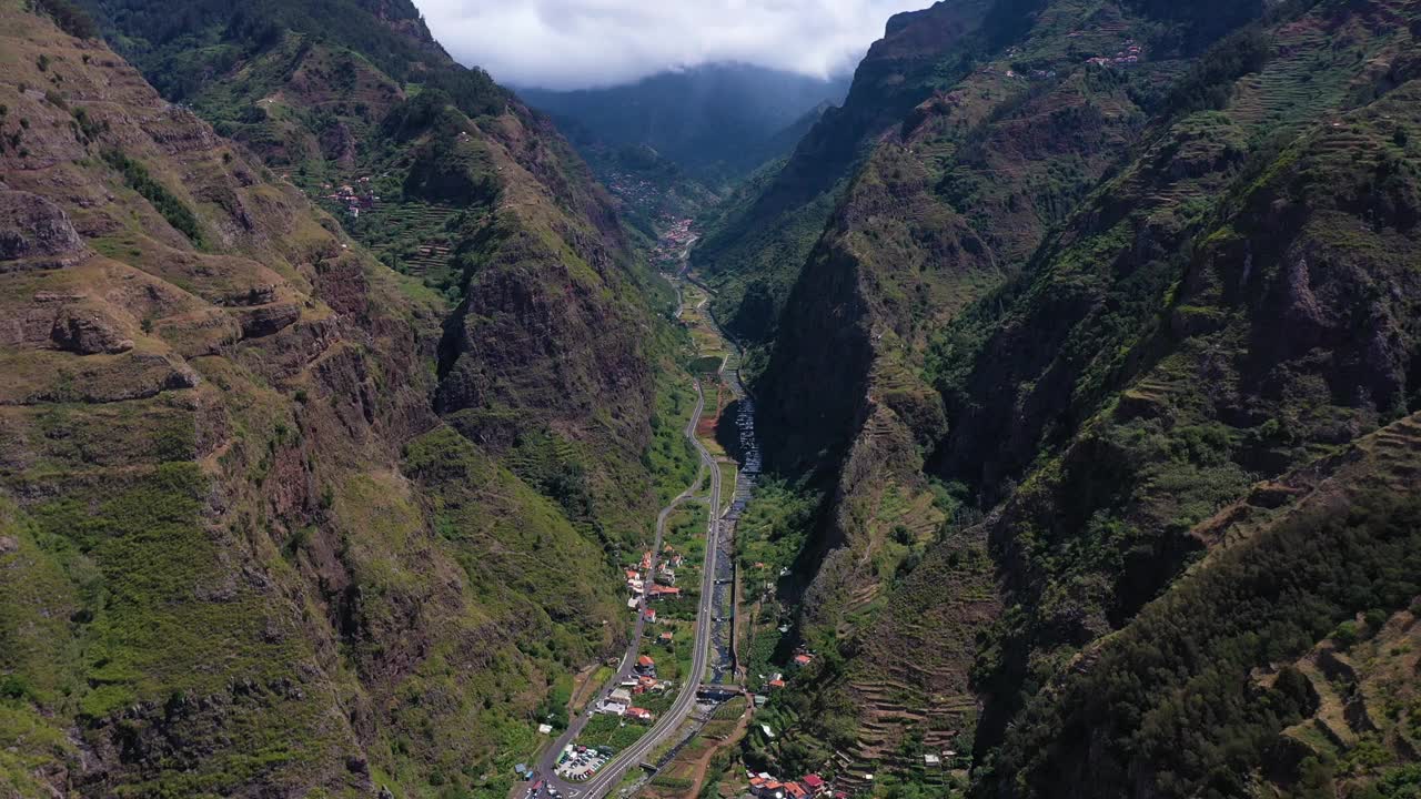 绿谷和群山。Ribeira布拉瓦。葡萄牙马德拉。无人机航拍视频下载