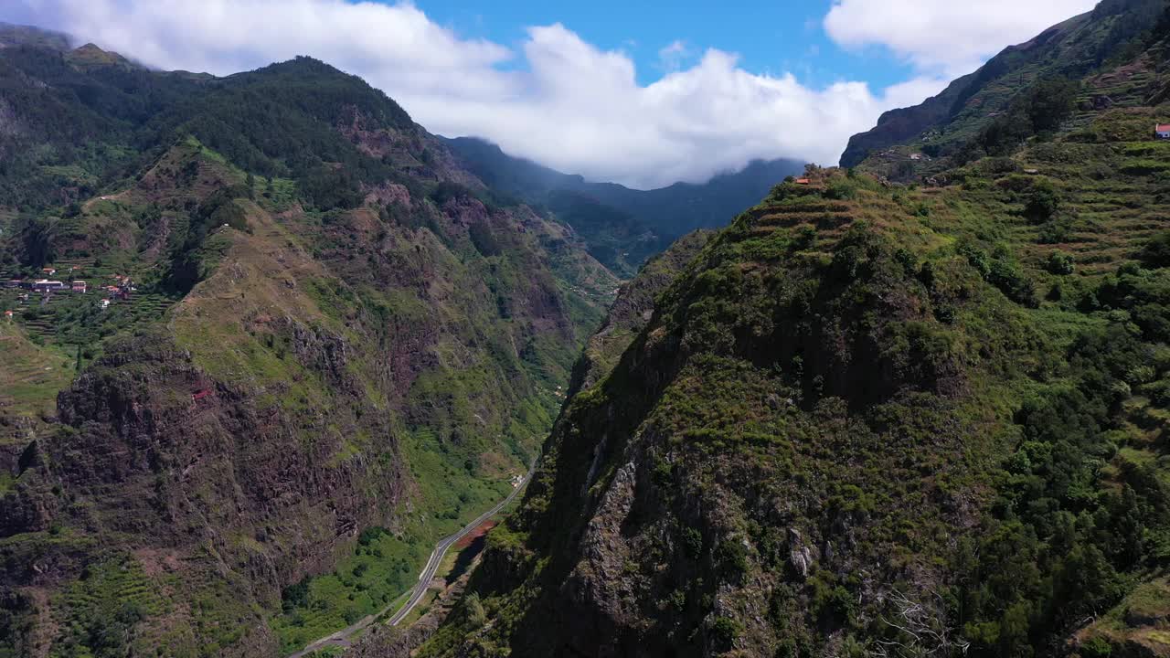 绿谷和群山。Ribeira布拉瓦。葡萄牙马德拉。无人机航拍视频下载