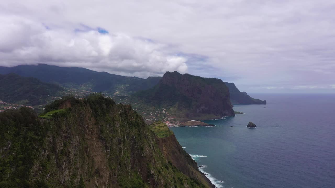 Penha d'Aguia山在阴天和海洋。Vereda do Larano。葡萄牙马德拉群岛视频下载