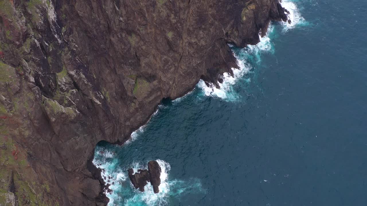 悬崖和海洋。葡萄牙马德拉群岛视频下载