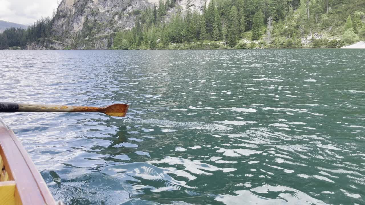 在宁静的湖面上划船，同时被大自然的美景所包围视频下载