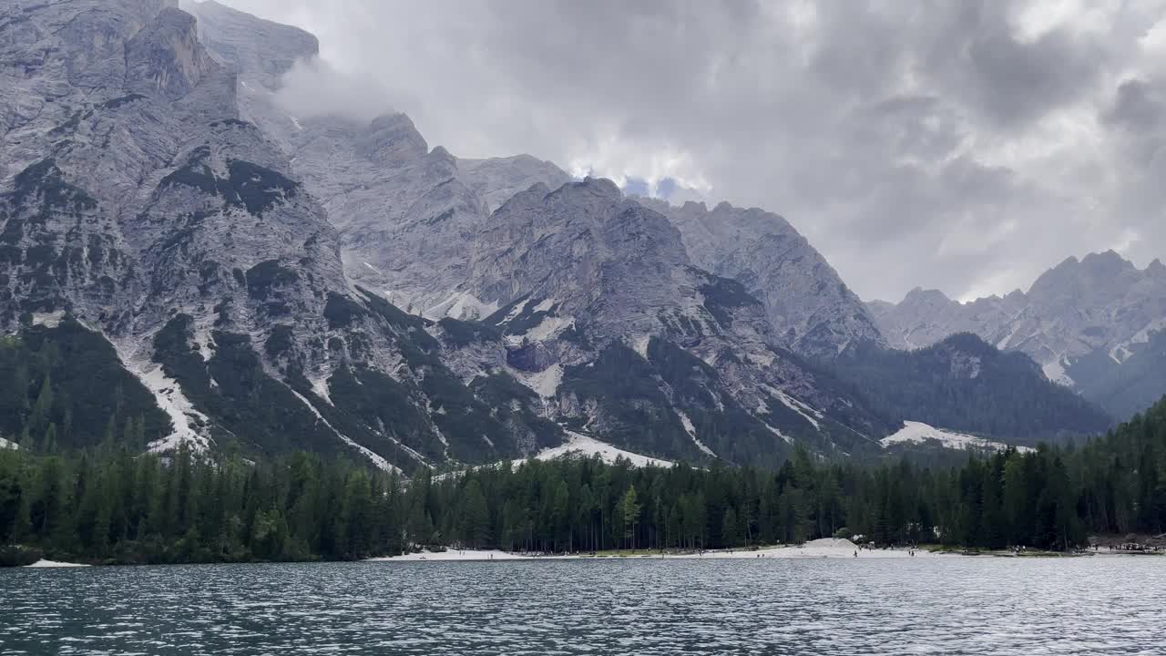 一个宁静的山地景观，在多云的天空下有一个湖泊视频素材