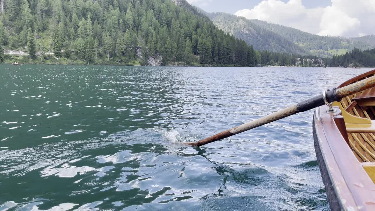 一个宁静的划船场景在一个美丽的，宁静的湖被群山环绕视频下载