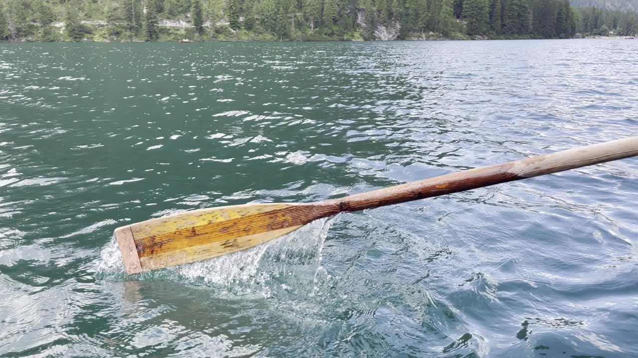 一幅宁静的湖景，桨在岸边，水面轻轻荡漾视频素材