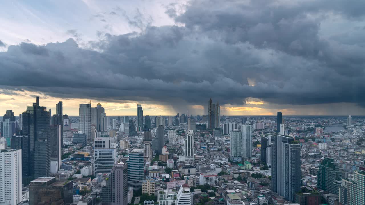 延时鸟瞰图曼谷城市俯瞰高层建筑，道路，日落云风暴，泰国旅游目的地。视频下载