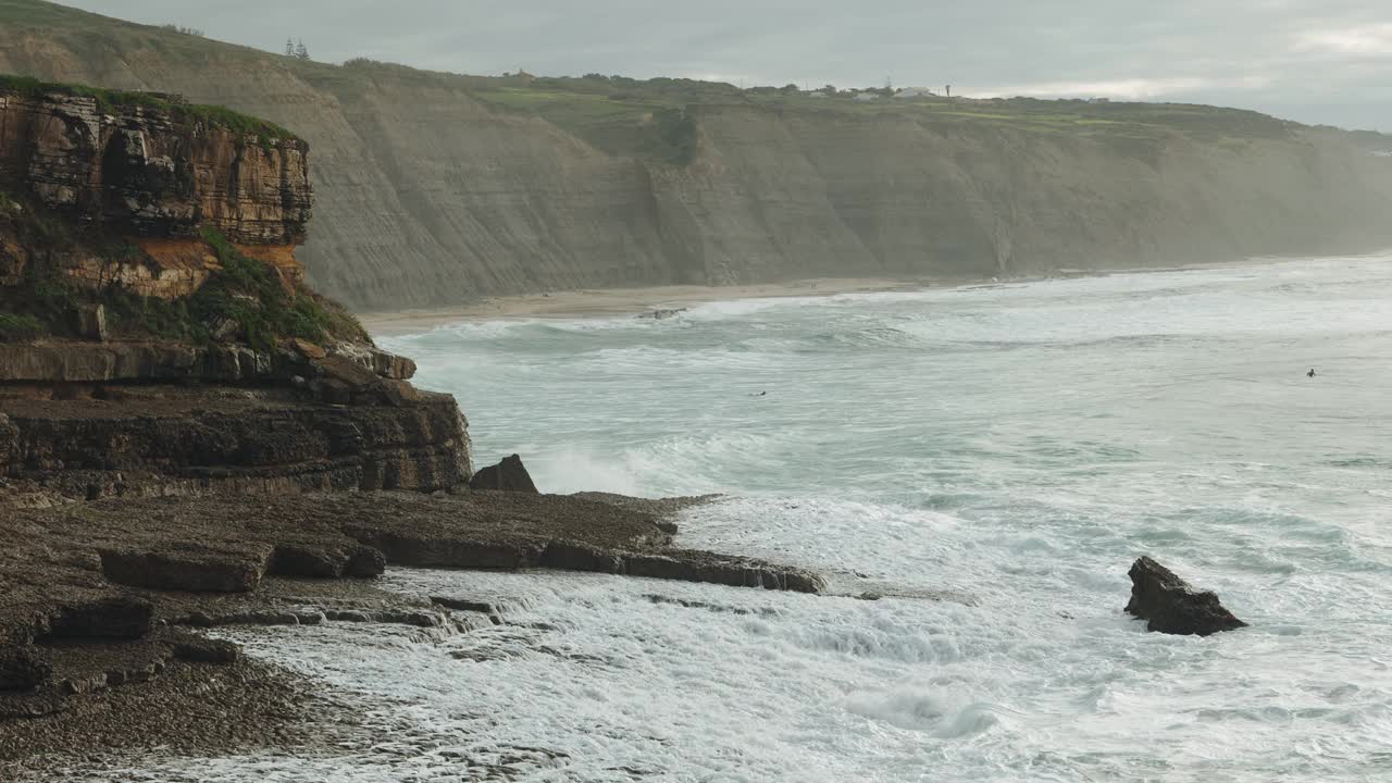 雄伟的海崖和日落时的海浪视频素材