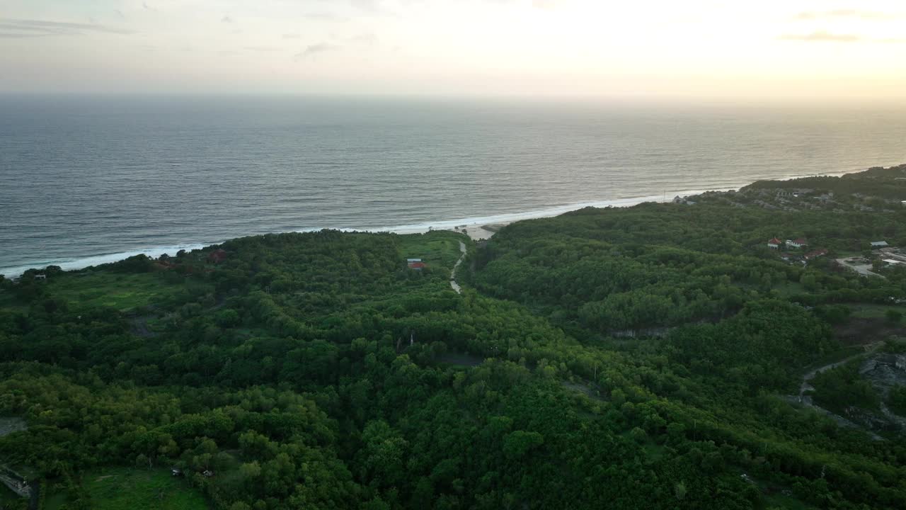 巴厘岛苍谷鸟瞰图。橙色屋顶的房子视频素材