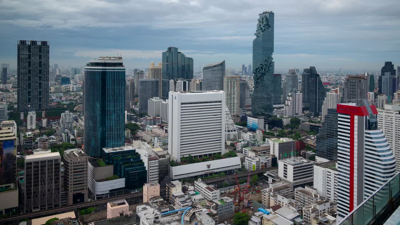 泰国曼谷，2024年7月3日:曼谷城市鸟瞰图，俯瞰泰国的高层建筑，道路，房屋，寺庙，旅游胜地。视频下载